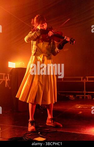 Brighton, Stadt Brighton & Hove, East Sussex, Großbritannien. Brighton ist Gastgeber des jährlichen Musikfestivals The Great Escape. Dieses 4-tägige Festival mit etablierten und aufstrebenden Acts, die an mehreren Orten auftreten. Hier tritt Rabbitfoot am Deep End TGE Beach auf. Mai 2025 David Smith/Alamy Stockfoto