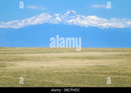 Prairie aus den Pawnee National Grasslands mit den felsigen Bergen im Hintergrund, Colorado, USA. Stockfoto