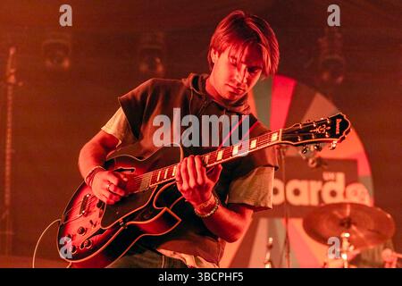 Brighton, Stadt Brighton & Hove, East Sussex, Großbritannien. Brighton ist Gastgeber des jährlichen Musikfestivals The Great Escape. Dieses 4-tägige Festival mit etablierten und aufstrebenden Acts, die an mehreren Orten auftreten. Hier tritt Rabbitfoot am Deep End TGE Beach auf. Mai 2025 David Smith/Alamy Stockfoto