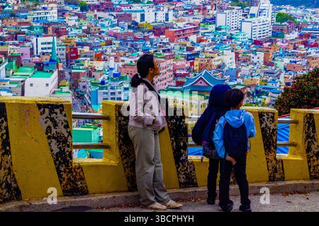 Saha, Südkorea. April 2025. Besucher können den Panoramablick auf das Gamcheon Culture Village von einem Aussichtspunkt in Busan aus genießen. Ursprünglich eine Siedlung für Flüchtlinge aus dem Koreakrieg in den 1950er Jahren, wurde das Gebiet durch ein Stadterneuerungsprojekt von 2009 in ein kulturelles und künstlerisches Wahrzeichen verwandelt. Heute zieht das Dorf jährlich Tausende von Touristen an, die seine einzigartige Mischung aus Geschichte, Kultur und Kreativität sehen. (Credit Image: © Risa Krisadhi/SOPA Images via ZUMA Press Wire) NUR REDAKTIONELLE VERWENDUNG! Nicht für kommerzielle ZWECKE! Stockfoto
