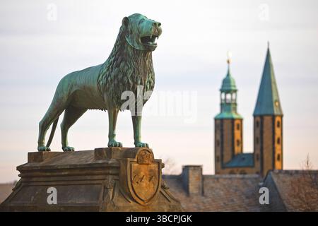 Bronzeskulptur, Nachbildung des Braunschweiger Löwen vor den Türmen der Marktkirche St. Cosmas und Damian, Deutschland, Niedersachsen, Goslar Stockfoto