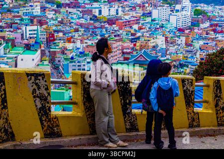 Saha, Südkorea. April 2025. Besucher können den Panoramablick auf das Gamcheon Culture Village von einem Aussichtspunkt in Busan aus genießen. Ursprünglich eine Siedlung für Flüchtlinge aus dem Koreakrieg in den 1950er Jahren, wurde das Gebiet durch ein Stadterneuerungsprojekt von 2009 in ein kulturelles und künstlerisches Wahrzeichen verwandelt. Heute zieht das Dorf jährlich Tausende von Touristen an, die seine einzigartige Mischung aus Geschichte, Kultur und Kreativität sehen. (Foto: Risa Krisadhi/SOPA Images/SIPA USA) Credit: SIPA USA/Alamy Live News Stockfoto