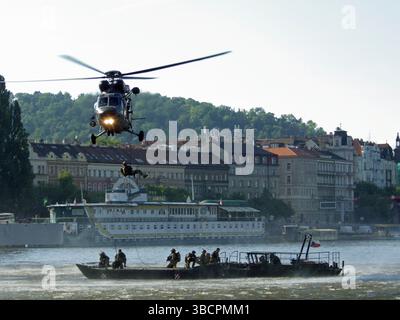 Prag, Tschechische Republik. Mai 2025. Ein Soldat wird von einem Helikopter auf einen Ponton abgeseilt. Die tschechische Armee zeigt ihre Fähigkeiten an einem Tag für die Öffentlichkeit am Ufer der Moldau in Prag. Quelle: Michael Heitmann/dpa/Alamy Live News Stockfoto