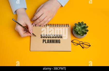 Nachfolgeplanung. Strategischer Prozess zur Identifizierung, Schulung und Vorbereitung von Mitarbeitern auf die Übernahme wichtiger Führungsrollen, um die Geschäftskontinuität und sicherzustellen Stockfoto