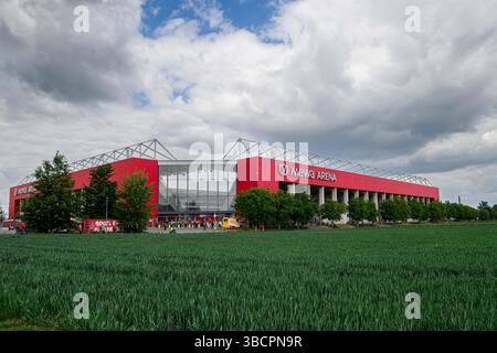 MAINZ, DEUTSCHLAND - 17. MAI 2025: Allgemeine Ansicht der MEWA ARENA, dem Heimstadion von 1. FSV Mainz 05, hinter einem bunten blühenden Wildblumenfeld. Creati Stockfoto