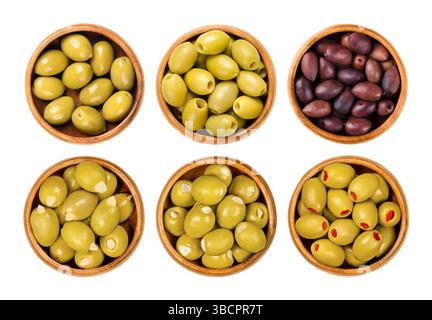 Eingelegte große Oliven in Holzschüsseln. Oberste Reihe ganze grüne Oliven mit Grube, entkernt, und lila Kalamata Oliven mit Grube. Gefüllte Oliven in der unteren Reihe. Stockfoto