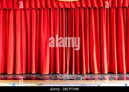 Roter Vorhang auf der Bühne des Mini Hollywood Freizeitparks - amerikanischer Wilder Western-Stil Stockfoto