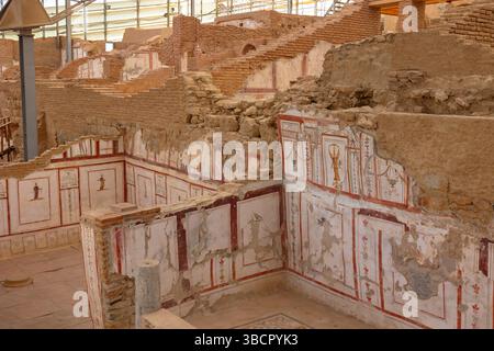Ruine der Häuser mit Wandmalereien im Terrassenhauskomplex in Ephesus. Izmir Türkei - 2.1.2025 Stockfoto