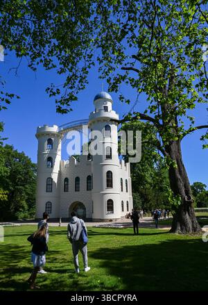 Berlin, Deutschland. Mai 2025. Der Palast auf Peacock Island wird am 25. Mai nach seiner vollständigen Renovierung wieder für Besucher geöffnet. Die Stiftung Preußische Schlösser und Gärten Berlin-Brandenburg (SPSG) hat die im September 2021 begonnene komplette Renovierung des Schlosses auf der Berliner Pfaueninsel abgeschlossen. Quelle: Jens Kalaene/dpa/Alamy Live News Stockfoto