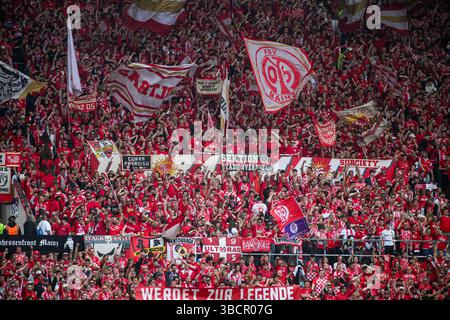 MAINZ, DEUTSCHLAND - 17. MAI 2025: Riesige Zuschauermenge von 1. FSV Mainz 05 Supporters hält bei einem Heimspiel in der Bundesliga bei MEWA A A gemeinsam rote Tücher hoch Stockfoto