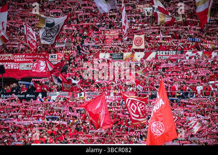 MAINZ, DEUTSCHLAND - 17. MAI 2025: Riesige Zuschauermenge von 1. FSV Mainz 05 Supporters hält bei einem Heimspiel in der Bundesliga bei MEWA A A gemeinsam rote Tücher hoch Stockfoto