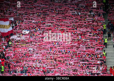 MAINZ, DEUTSCHLAND - 17. MAI 2025: Riesige Zuschauermenge von 1. FSV Mainz 05 Supporters hält bei einem Heimspiel in der Bundesliga bei MEWA A A gemeinsam rote Tücher hoch Stockfoto