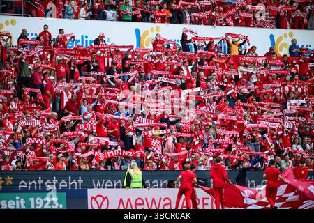 MAINZ, DEUTSCHLAND - 17. MAI 2025: Riesige Zuschauermenge von 1. FSV Mainz 05 Supporters hält bei einem Heimspiel in der Bundesliga bei MEWA A A gemeinsam rote Tücher hoch Stockfoto