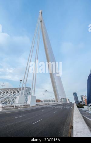 Nahaufnahme eines eleganten, weißen Brückenstützturms mit Kabel vor einem unberührten blauen Himmel in der Stadt der Künste und Wissenschaften in Valencia, Spanien, Suspensi Stockfoto
