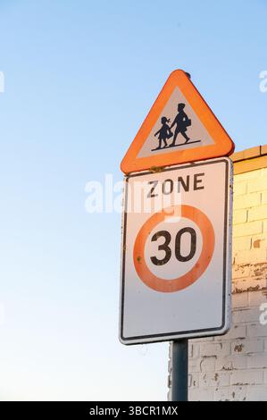 Ein Verkehrsschild mit der Nummer 30, das deutlich sichtbar auf der Straße eine bestimmte Geschwindigkeitsbegrenzung oder -Regelung anzeigt Stockfoto