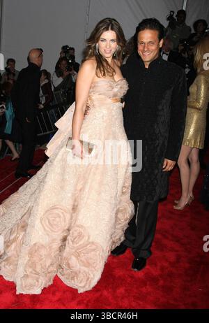 Elizabeth Hurley und Arun Nayar auf der Gala des Model as Muse: Embodying Fashion im Metropolitan Museum of Art in New York City am 4. Mai 2009 Stockfoto
