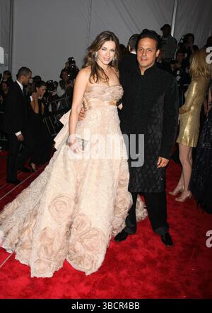 Elizabeth Hurley und Arun Nayar auf der Gala des Model as Muse: Embodying Fashion im Metropolitan Museum of Art in New York City am 4. Mai 2009 Stockfoto