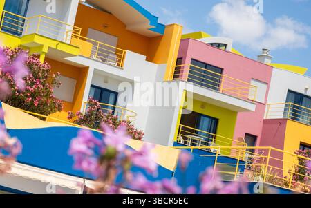Albufeira, Portugal - 28. April 2024: Buntes modernes Wohngebäude im Hafen von Albufeira, an der Algarve in Portugal Stockfoto