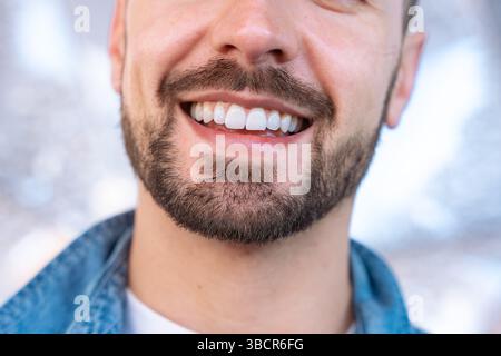 Nahaufnahme eines lächelnden Mannes Gesicht mit perfekten weißen Zähnen und getrimmtem Bart Stockfoto