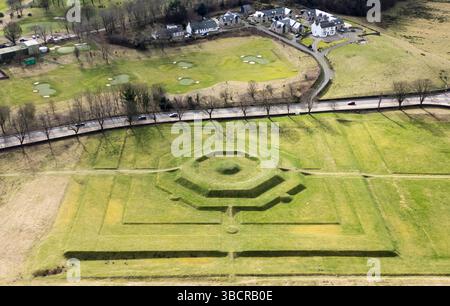 Drohnenansicht von Kings Knot unter Stirling Castle Stockfoto