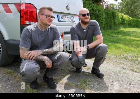 Bayreuth, Deutschland. Mai 2025. Die Überreste einer Handgranate liegen in den Händen des Abbruchexperten Claudio Linschun (r). Zusammen mit Anton Kraatz (l) wurde die von einem Schüler gefundene amerikanische Handgranate sicher detoniert. Darlegung: Daniel Löb/dpa/Alamy Live News Stockfoto