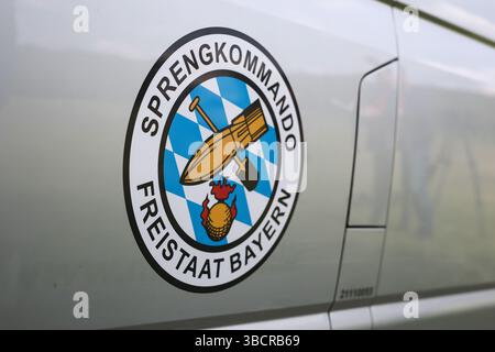 Bayreuth, Deutschland. Mai 2025. Logo des Abbruchkommandos des Freistaates Bayern. Ein Schüler hatte eine amerikanische Handgranate aus dem Zweiten Weltkrieg gefunden, die von einem Abbruchkommando sicher detoniert wurde. Darlegung: Daniel Löb/dpa/Alamy Live News Stockfoto