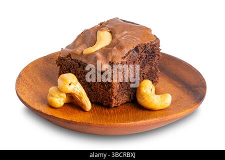 Hausgemachte Schokoladen-Brownie mit Cashewnuss in Holzplatte isoliert auf weißem Hintergrund mit Schneidepfad. Stockfoto