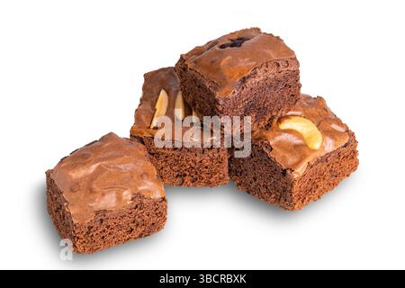 Haufen selbstgemachter Schokoladen-Brownies isoliert auf weißem Hintergrund mit Schneidepfad. Stockfoto