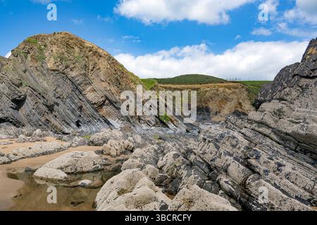 Erstaunliche Felsen und Klippen an der Küste Cornwalls in Sandymouth Bay Stockfoto