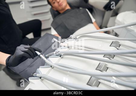 Nahaufnahme der zahnärztlichen Behandlungseinheit mit verschiedenen Werkzeugen Stockfoto
