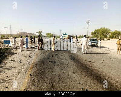 Khuzdar. Mai 2025. Menschen versammeln sich am Ort des Terroranschlags auf einen Schulbus im Bezirk Khuzdar in der Provinz Belutschistan in Pakistan. Mai 2025. Fünf Menschen, darunter drei Schüler, wurden getötet und mehrere weitere verletzt, als Terroristen am Mittwoch einen Schulbus im pakistanischen Bezirk Khuzdar in der südwestlichen Provinz Belutschistan attackierten, sagte das pakistanische Militär. Quelle: Xinhua/Alamy Live News Stockfoto