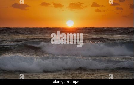 Sonnenaufgang über dem Atlantik Stockfoto