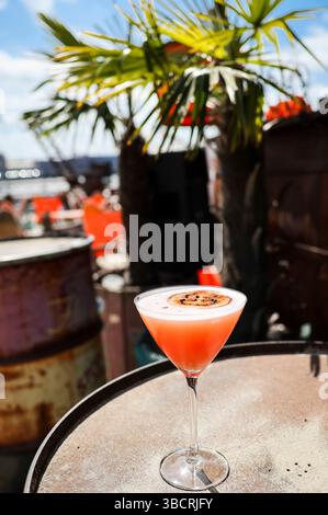Hamburg, Deutschland. Mai 2025. Ein Martini mit Passionsfrucht (Pornstar Martini oder Maverick Martini) sitzt auf einem Tisch in einer Strandbar am Hamburger Hafen. Quelle: Christian Charisius/dpa/Alamy Live News Stockfoto