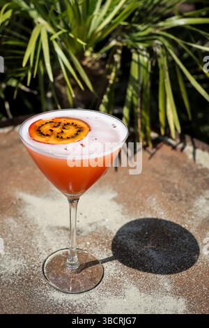 Hamburg, Deutschland. Mai 2025. Ein Martini mit Passionsfrucht (Pornstar Martini oder Maverick Martini) sitzt auf einem Tisch in einer Strandbar am Hamburger Hafen. Quelle: Christian Charisius/dpa/Alamy Live News Stockfoto