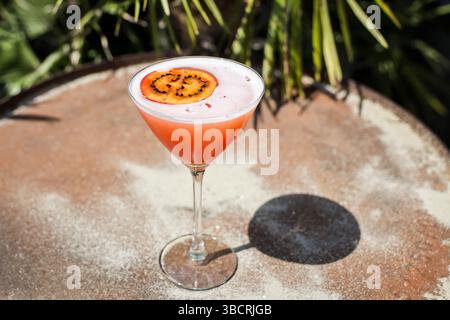 Hamburg, Deutschland. Mai 2025. Ein Martini mit Passionsfrucht (Pornstar Martini oder Maverick Martini) sitzt auf einem Tisch in einer Strandbar am Hamburger Hafen. Quelle: Christian Charisius/dpa/Alamy Live News Stockfoto