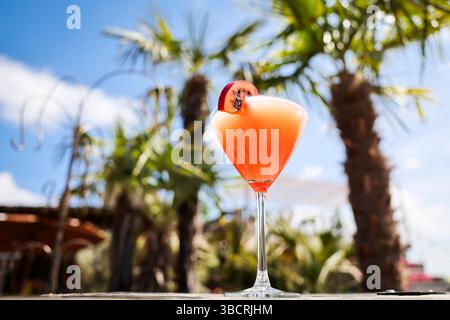 Hamburg, Deutschland. Mai 2025. Ein Martini mit Passionsfrucht (Pornstar Martini oder Maverick Martini) sitzt auf einem Tisch in einer Strandbar am Hamburger Hafen. Quelle: Christian Charisius/dpa/Alamy Live News Stockfoto