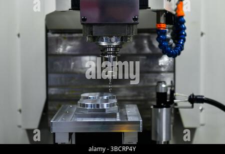 CNC-Drehfräsmaschine Schneiden mit hoher Präzision das Metallteil , die Hightech-Teilefertigung Stockfoto