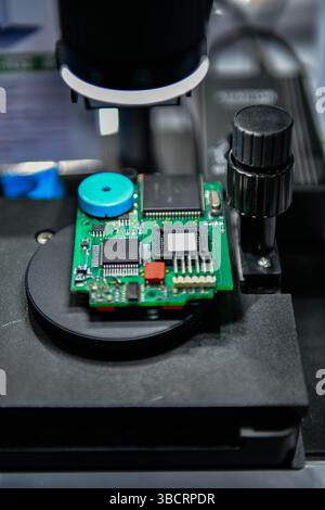 Digitales Mikroskop-Inspektionssystem zur Qualitätsprüfung elektronischer Leiterplatten selektiver Fokus im Werk Stockfoto