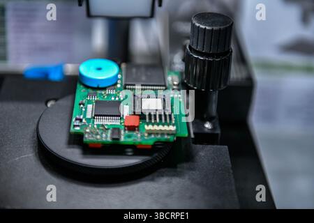 Digitales Mikroskop-Inspektionssystem zur Qualitätsprüfung elektronischer Leiterplatten selektiver Fokus im Werk Stockfoto