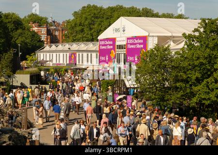Besucher der Chelsea Flower Show vor dem Großen Pavillon. Stockfoto
