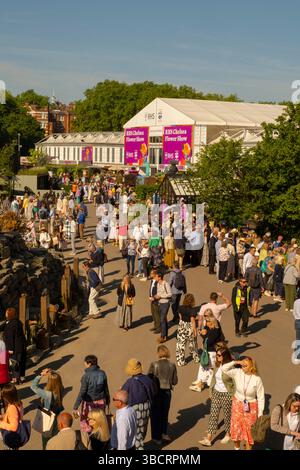 Besucher der Chelsea Flower Show vor dem Großen Pavillon. Stockfoto