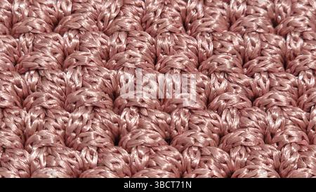 Stricken von Elementen einer rosafarbenen Damentasche, Handstricken mit langem Griff. Schritt-für-Schritt-Anweisungen. Auf grauem Hintergrund. Stockfoto