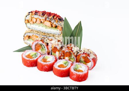 Bunte Sushi-Rolle und Onigirazu-Stapel mit Lachs und Mandeln auf weißem Hintergrund Stockfoto