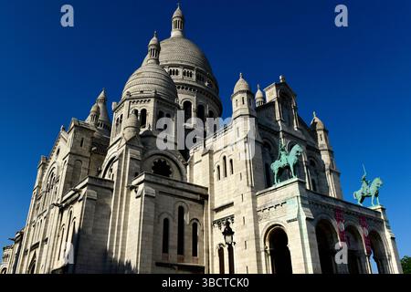 Die Basilika Sacré-Coeur, Basilika des Heiligen Herzens, einfach bekannt als Sacré-Coeur, Montmartre, Paris, Frankreich, Europa. Stockfoto