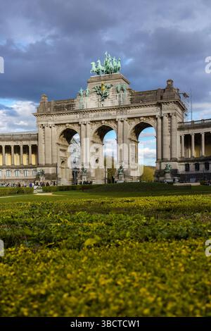 Brüssel, Belgien 22. März 2025: Triumphbogen (Monument du Cinquantenaire) unter bewölktem Himmel im Frühjahr. Stockfoto