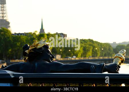 Statue auf der Brücke Pont Alexandre III, Paris, Frankreich, Europa. Stockfoto