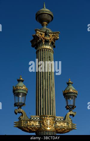 Künstlerische Leuchtenpfosten am Place de la Concorde, Paris, Frankreich, Europa. Stockfoto