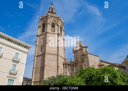Kathedrale Von Valencia Und Glockenturm El Micalet Mit Umliegenden Gebäuden, Stadtbild. Das majestätische Valencia Miguelete Stockfoto