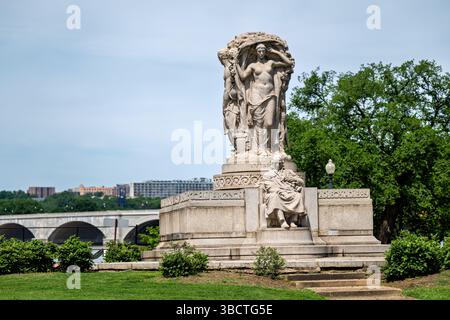 WASHINGTON DC – das John Ericsson Memorial steht im West Potomac Park an der Kreuzung von Independence Avenue und Ohio Drive SW. 1926 von Präsident Calvin Coolidge und Kronprinz Gustavus von Schweden geweiht, ehrt das Granitdenkmal den schwedisch-amerikanischen Erfinder John Ericsson, der während des Bürgerkriegs das eisenverkleidete Schiff Monitor der Union entwarf. Das Denkmal zeigt Ericsson mit drei allegorischen Figuren – Vision, Adventure und Labor –, die die Qualitäten repräsentieren, die ihn zu einem großen Erfinder machten. Stockfoto