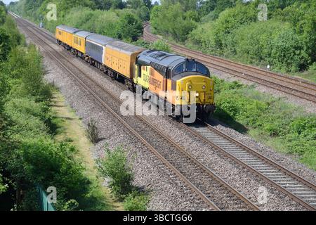 Colas Rail Class 37 37219 Jonty Jarvis nähert sich am 21. Mai 2025 mit einem PLPR-Testzug (Plain Line Pattern Recognition) der North Stafford Junction. Stockfoto